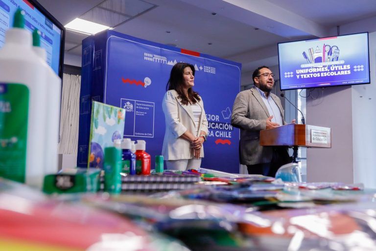 Mineduc y Superintendencia de Educación entregan recomendaciones para la compra de útiles, textos y uniformes escolares