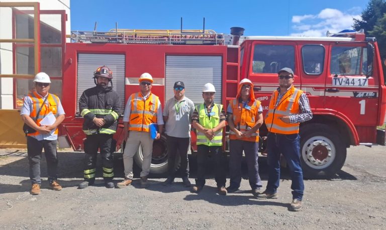 Líderes vecinales inspeccionan grifos junto a Bomberos y Aguas Araucanía