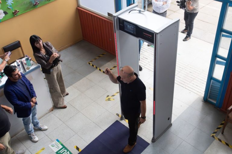 Presentan pórtico en el Insuco de Temuco, primer liceo público del país en implementar tecnología de seguridad con IA