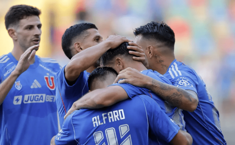 Con polémica de Di Yorio incluida: La U se pasea por la micro y celebra en Copa Chile