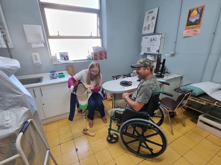 Hospital Dr. Hernán Henríquez Aravena lidera la entrega de prótesis para pacientes amputados en Araucanía Sur