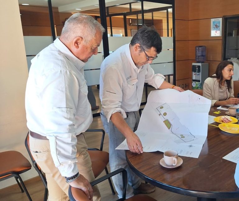 Alcalde de Pucón planifica reuniones mensuales de coordinación para mantenimiento de establecimientos educacionales en la comuna