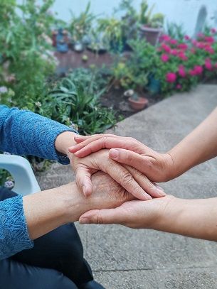 El FOSIS y AIEP abren 5 mil cupos en todo Chile para capacitarse en el cuidado de personas mayores