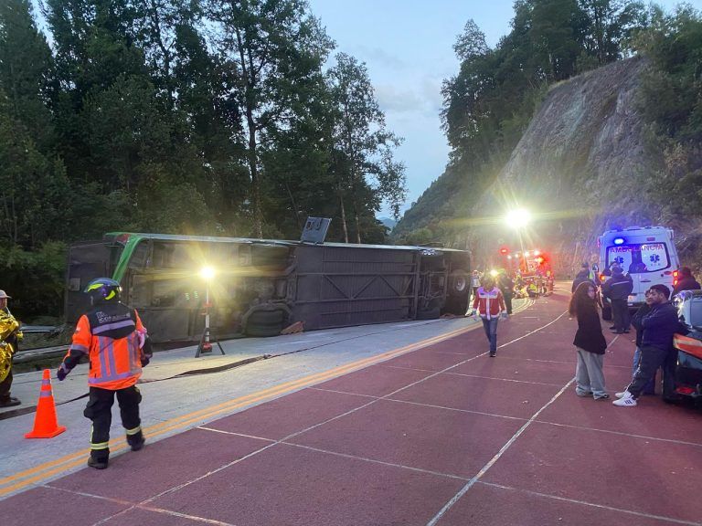 Volcamiento de bus en Cuesta Los Añiques deja 28 lesionados, dos de ellos graves