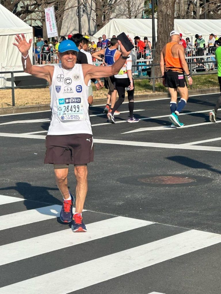 Iván Moreno cumplió la hazaña de correr las 6 maratones más importantes del mundo a los 83 años