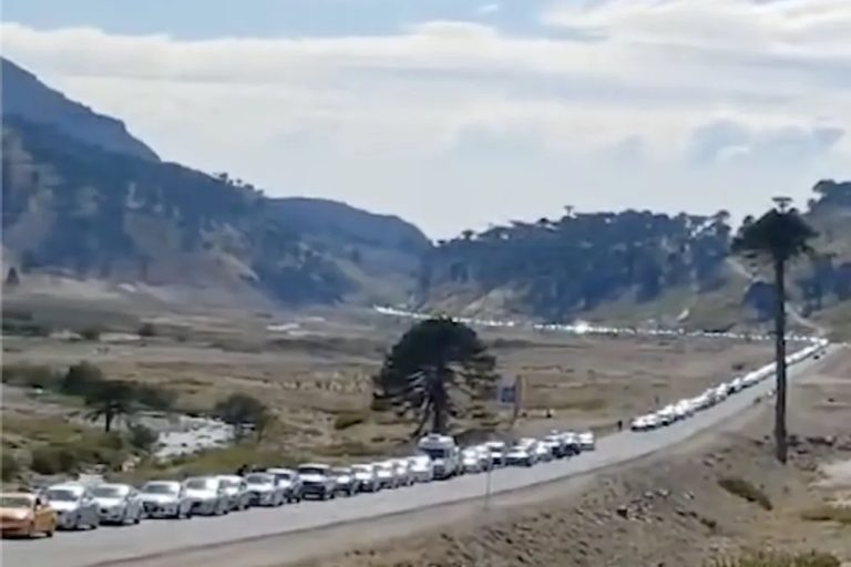Pasos fronterizos con Argentina colapsados y con cientos de vehículos en espera