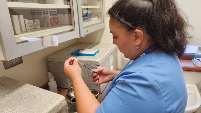 CESFAM de Pitrufquén Suministra Más de 300 Dosis de Vacunas Contra La Influenza en Primeros Días de Campaña de Invierno 2025