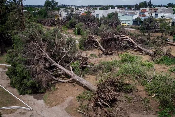 Aumentan a 16 los muertos por las inundaciones en Bahía Blanca, Argentina