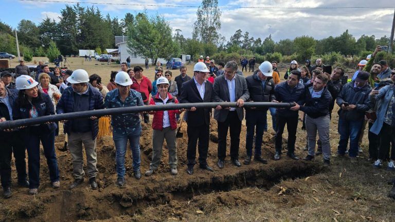 Ministra de Obras Públicas, Jessica López encabeza acto de instalación de primera tubería para construcción de Servicio de Agua Potable Rural Molco – Quepe en Padre las Casas