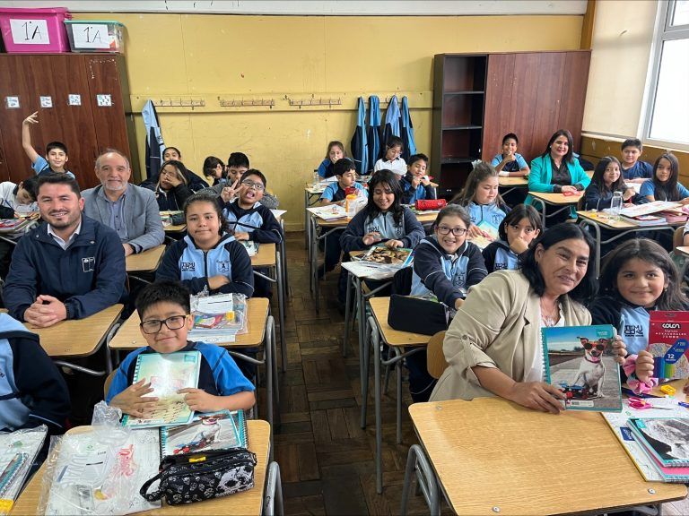 En el inicio del año escolar autoridades de educación entregaron útiles escolares en la Escuela Llaima