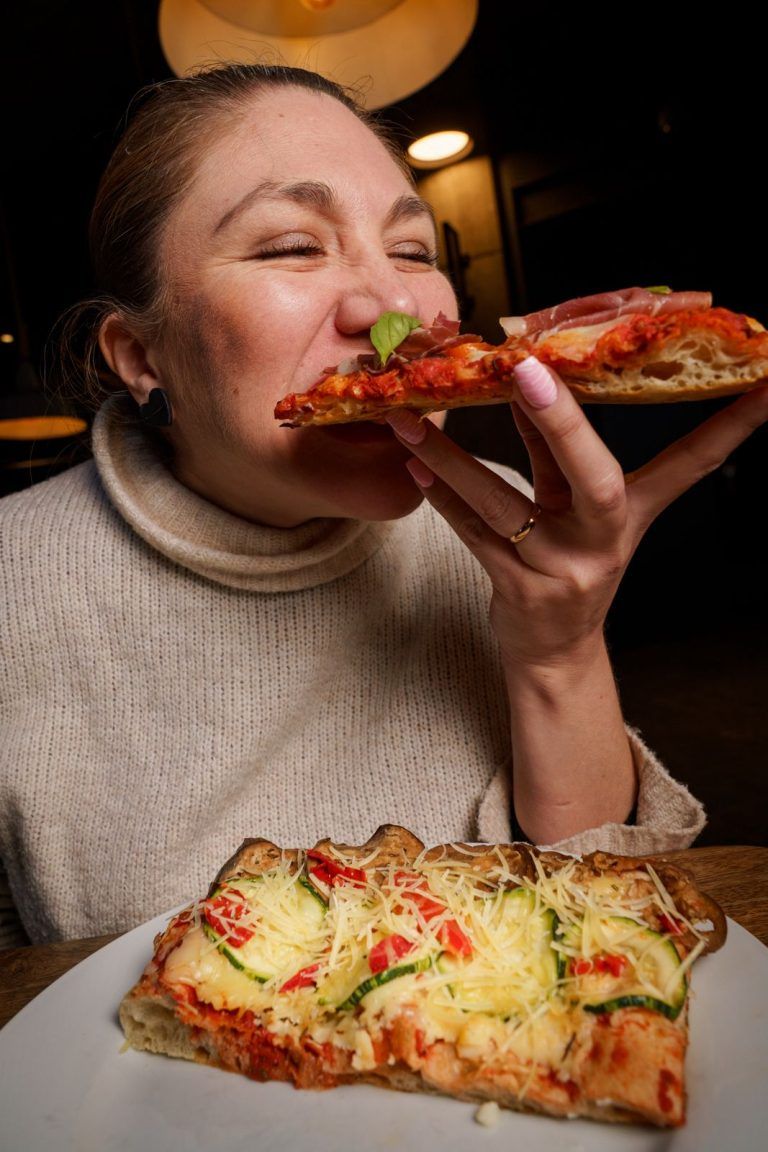 Pizza y felicidad: La ciencia detrás del placer de cada bocado en el Día de la Felicidad