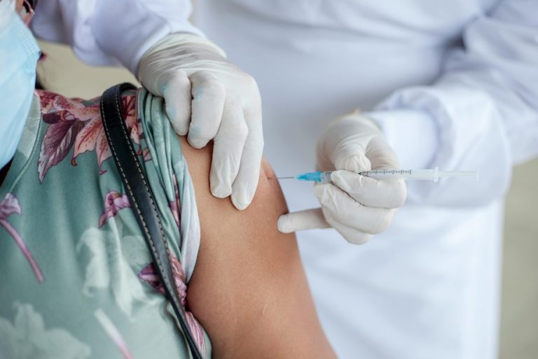 Académica de la U. Autónoma de Chile destaca importancia de inmunización contra virus respiratorios