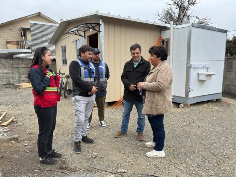 Alcalde de Pucón entregó en breve plazo viviendas de emergencia a familias afectadas por incendio en el sector los arrayanes