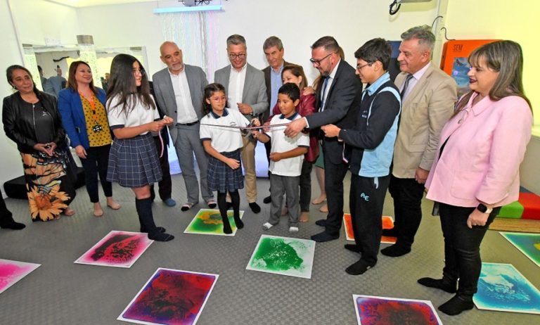 Municipio inaugura primera de cinco salas multisensoriales que beneficiarán a estudiantes de establecimientos públicos