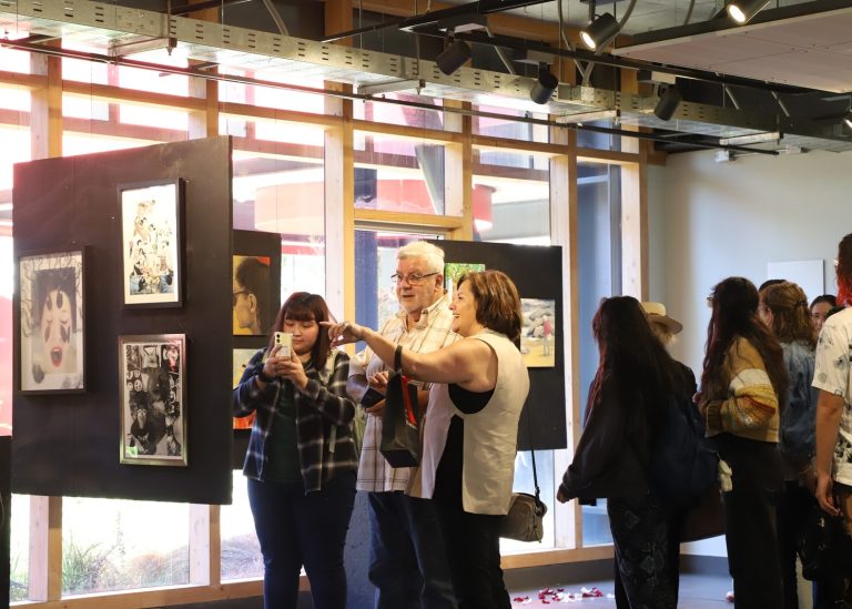 U. Autónoma inaugura temporada de exposiciones con una muestra dedicada a la identidad femenina en Temuco