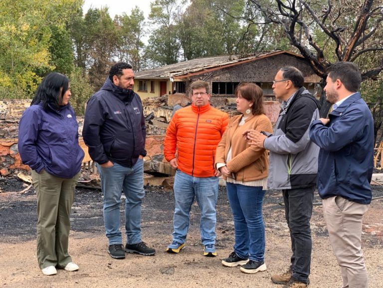 Ministro de Educación lideró coordinación para la recuperación de establecimiento afectado por incendios forestales en La Araucanía