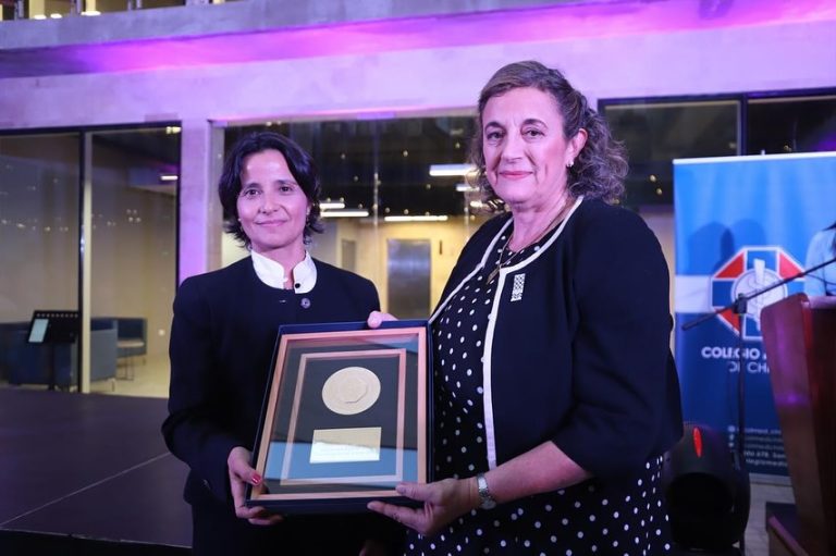 Un orgullo para el HHHA: Dra. Carolina Chahín recibe importante distinción por su trayectoria en la infectología