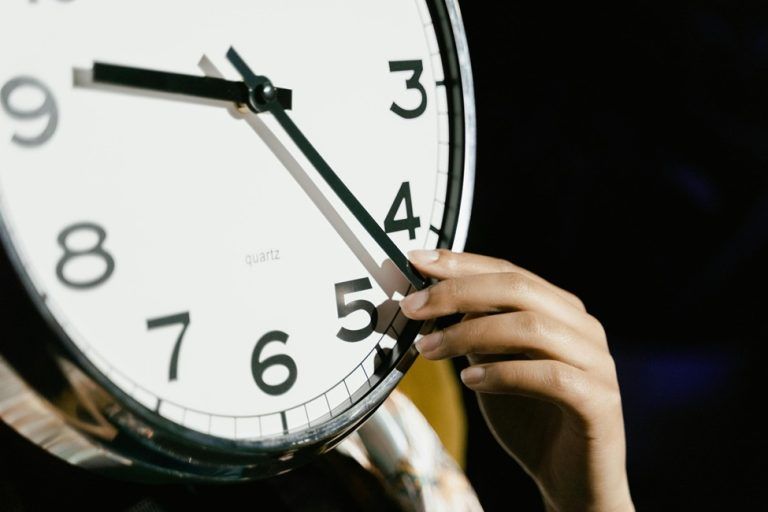 Cambio de horario: académicas de la U. Autónoma de Chile advierten sobre efectos en el bienestar físico y mental