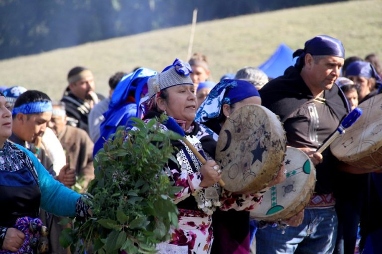 Integrantes del Txawün de Comunidades Mapuche de Temuko recibieron de CONADI resoluciones que reconocen sus problemas de tierras