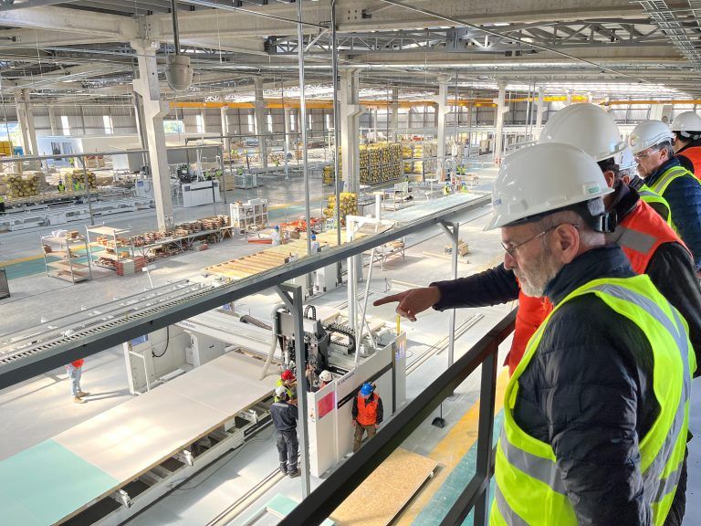 Gobernador René Saffirio visitó Canada House, la planta de construcción industrializada de viviendas más grande de Latinoamérica
