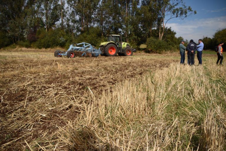Entregan solución alternativa a quema de rastrojos para agricultores de Temuco y Padre Las Casas