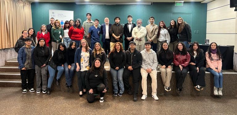 Estudiantes de la UST Temuco vivieron emotiva jornada junto a Pedro González, diagnosticado de párkinson a los 35 años y autor de “Cuando pase el temblor”