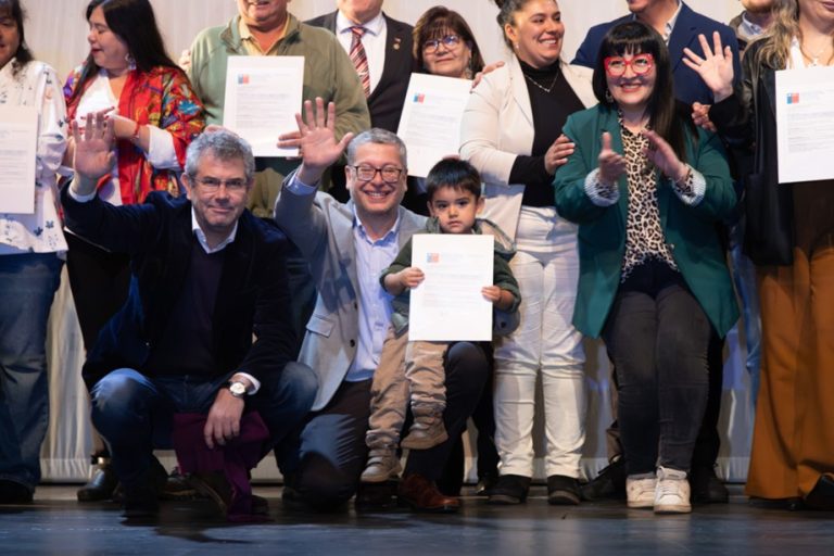 Más de 800 familias de Temuco recibieron sus subsidios habitacionales en histórica ceremonia