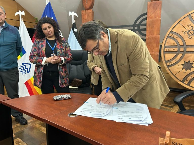 Municipalidad de Pucón firmó convenios que buscan fomentar el desarrollo sustentable en la zona lacustre