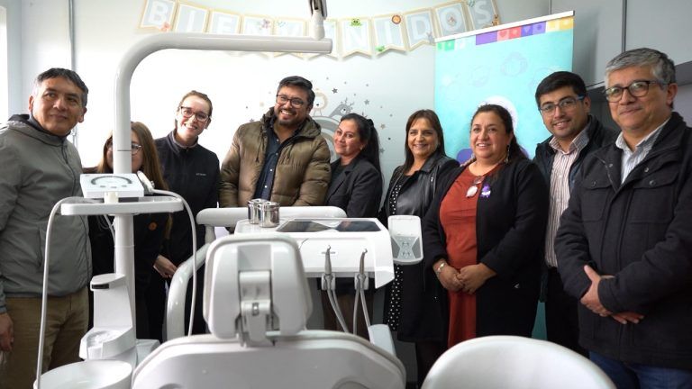 Alcalde y director regional de JUNAEB inauguran box dental en escuela alborada de Loncoche