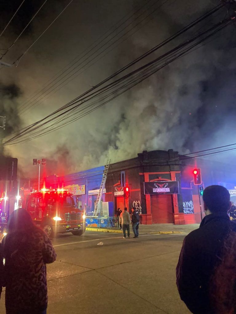 Incendio en Victoria afecta al menos 10 locales comerciales: hay dos personas lesionadas