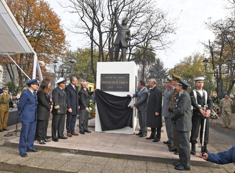 Estatua de Arturo Prat vuelve a la Plaza Teodoro Schmidt en Temuco tras cinco años