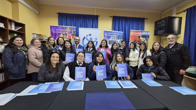Autoridades presentan nuevo protocolo de resguardo de permanencia para estudiantes embarazadas en el sistema escolar
