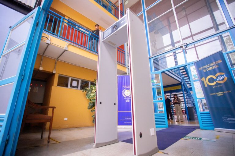Superintendencia de Educación critica uso de pórticos: “Vulneran la dignidad e intimidad de estudiantes”
