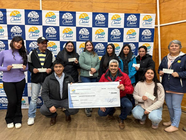 Apoyo municipal: 100 jóvenes de Cholchol son beneficiados con becas para sus estudios superiores