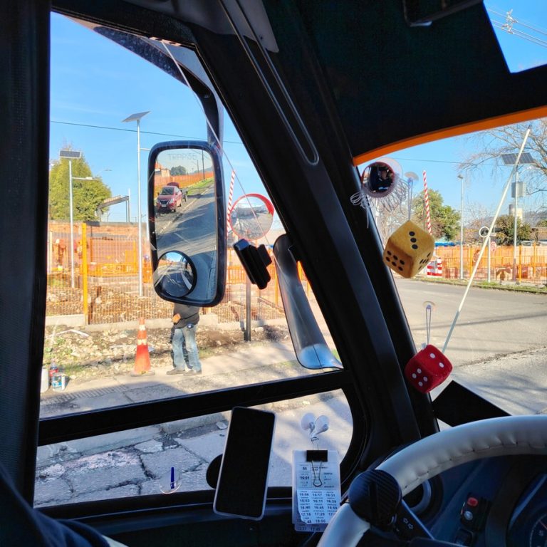 Instalan espejos convexos en calles de Temuco para mejorar la seguridad vial en cruces peligrosos