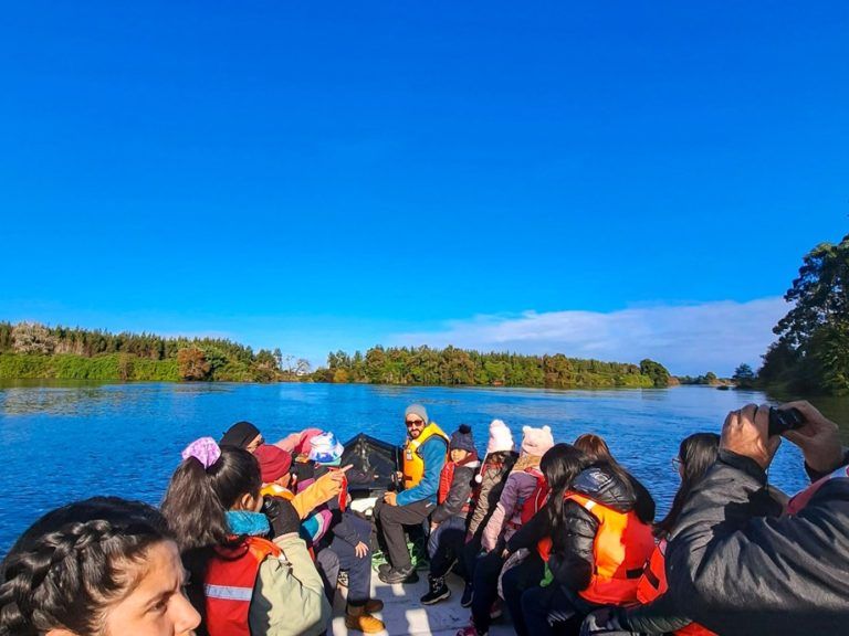 Niñas y niños navegan la historia: Escuelas viven experiencia patrimonial por el río Toltén
