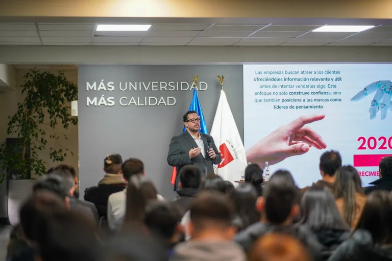 Lanzamiento del libro El Código Invisible en la UA Chile
