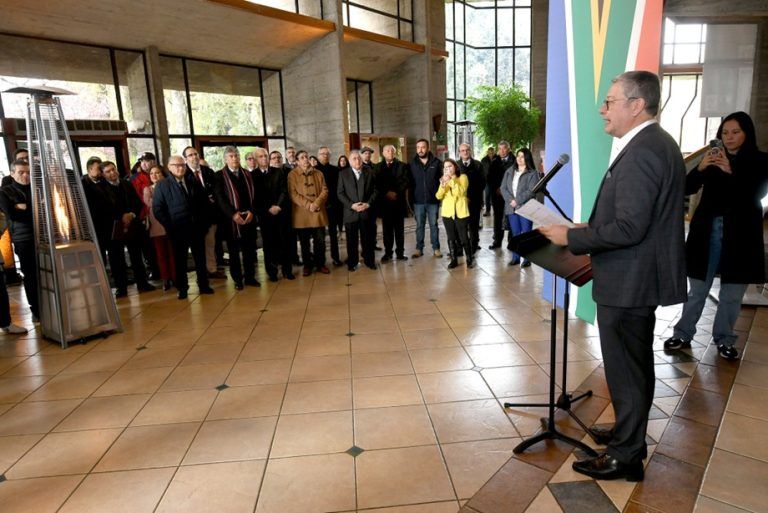 Temuco recibe Exposición Internacional sobre Nelson Mandela: Un homenaje al legado del líder mundial por la justicia y la igualdad