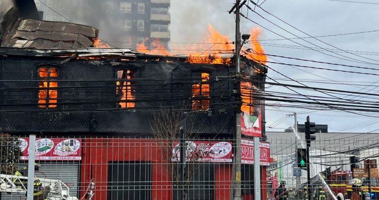 Incendio destruye tres locales comerciales en Temuco y deja a dos bomberos lesionados