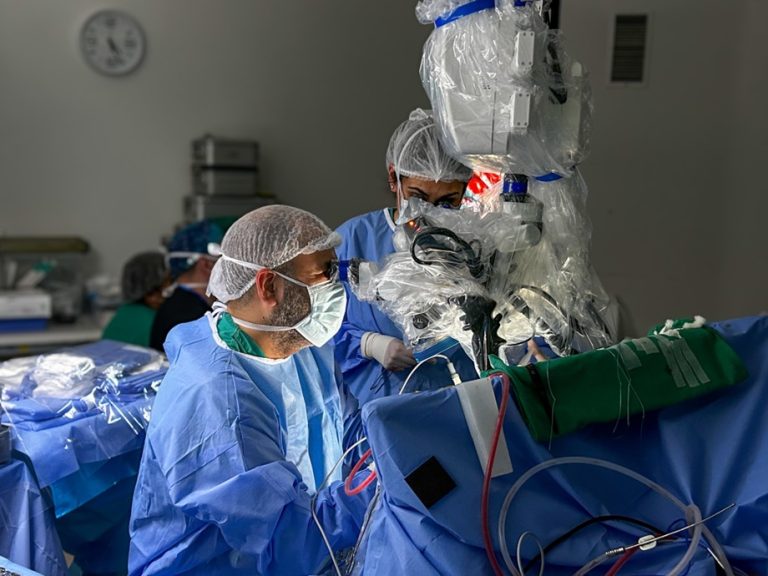Hospital de Temuco realiza innovadora cirugía para extirpar complejo tumor cerebral