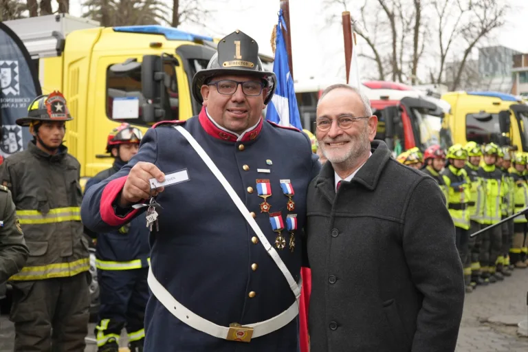 Gobierno de La Araucanía entrega nueva flota de carros para bomberos de la región