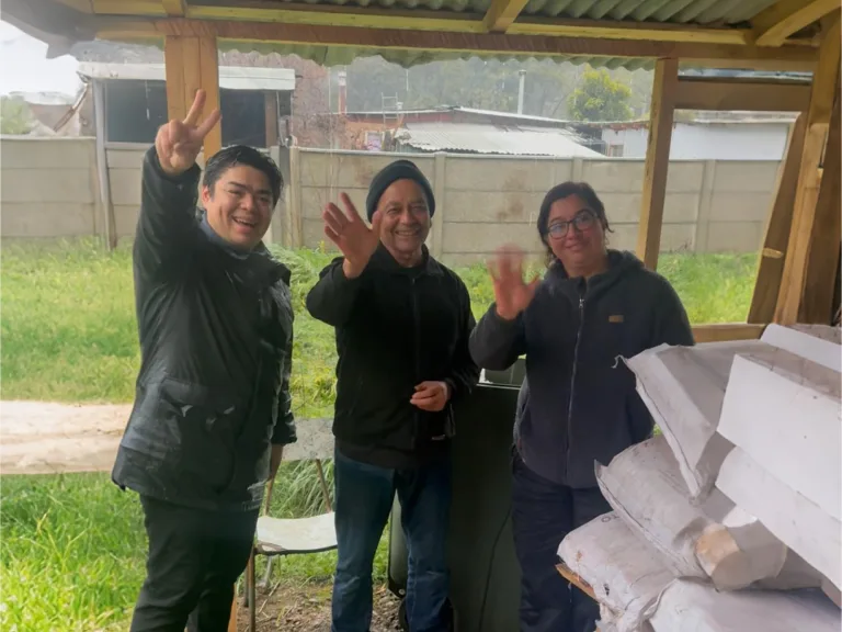 Doctor Ricardo Celis y concejal Piero Jara entregan leña en sectores vulnerables de Lautaro pese a intenso temporal