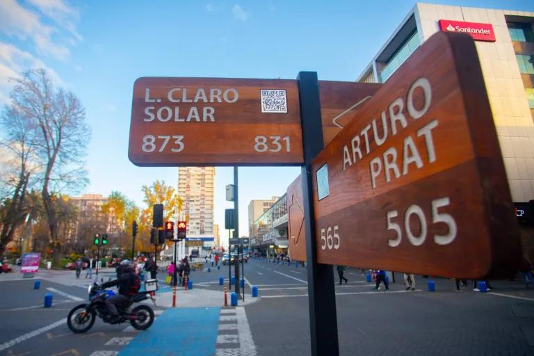 Temuco acerca su historia con la de personajes históricos de Chile gracias a la IA en las señaléticas de la ciudad