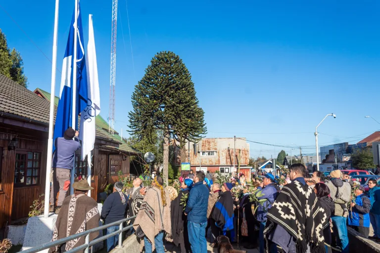 Municipalidad de Teodoro Schmidt iza por primera vez la bandera mapuche en celebración del We Tripantu