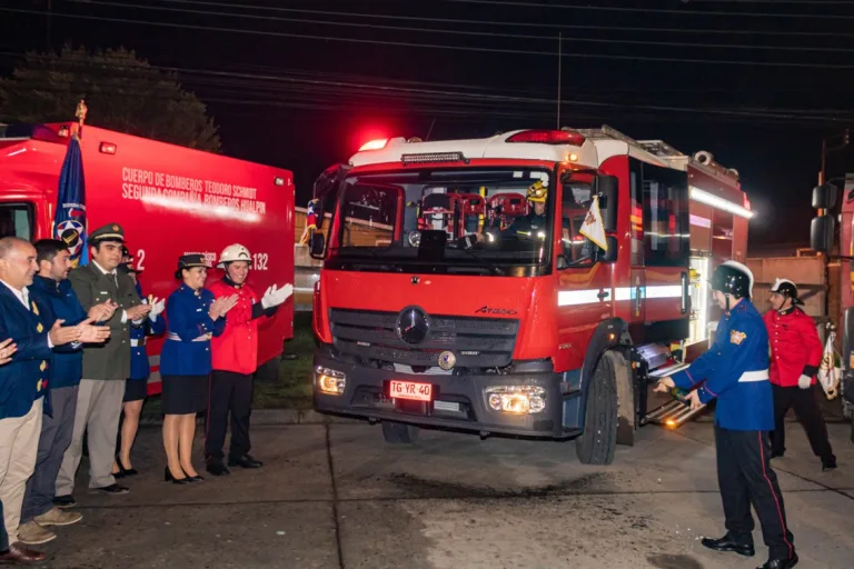 Teodoro Schmidt celebra el Día Nacional del Bombero con emotiva ceremonia e inauguración de nuevo carro bomba