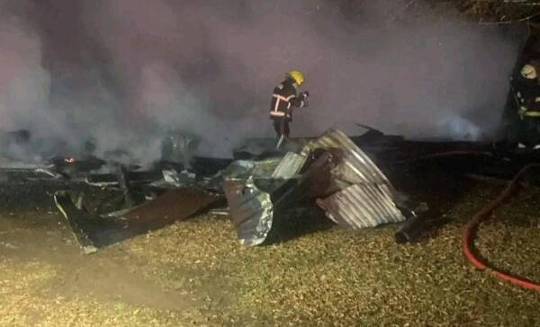 Capilla termina destruida tras atentado incendiario en Curacautín: parlamentario responsabiliza al Gobierno