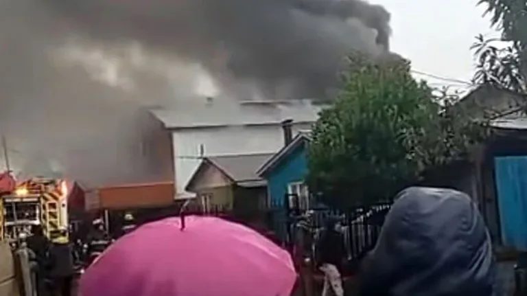 Incendio en Labranza de Temuco dejó vivienda destruida y dos bomberos lesionados