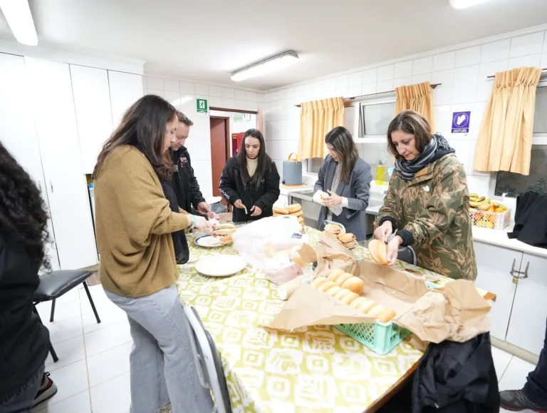 Ruta Calle Universidad Autónoma Temuco: colaboradores se suman a acción solidaria junto al Hogar de Cristo