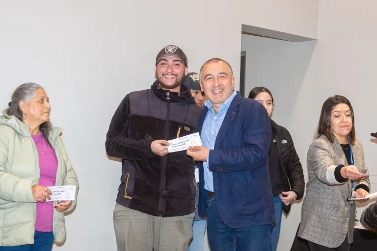Teodoro Schmidt entrega 200 becas de educación superior a estudiantes locales