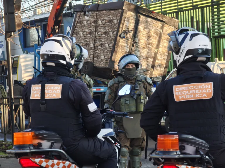Municipalidad de Temuco y Carabineros retiran kioscos ilegales en Feria Pinto